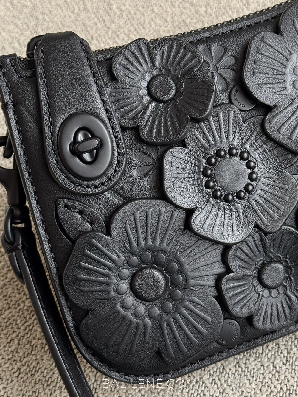 detail-closure-Coach-Penn-Shoulder-Bag-With-Tea-Rose-Black-balilene