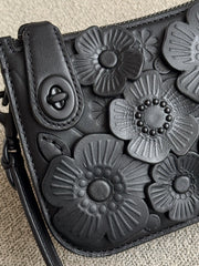 detail-closure-Coach-Penn-Shoulder-Bag-With-Tea-Rose-Black-balilene