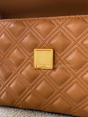 detail-closure-Tory-Burch-Fleming-Small-Convertible-Shoulder-Bag-Kobicha-balilene