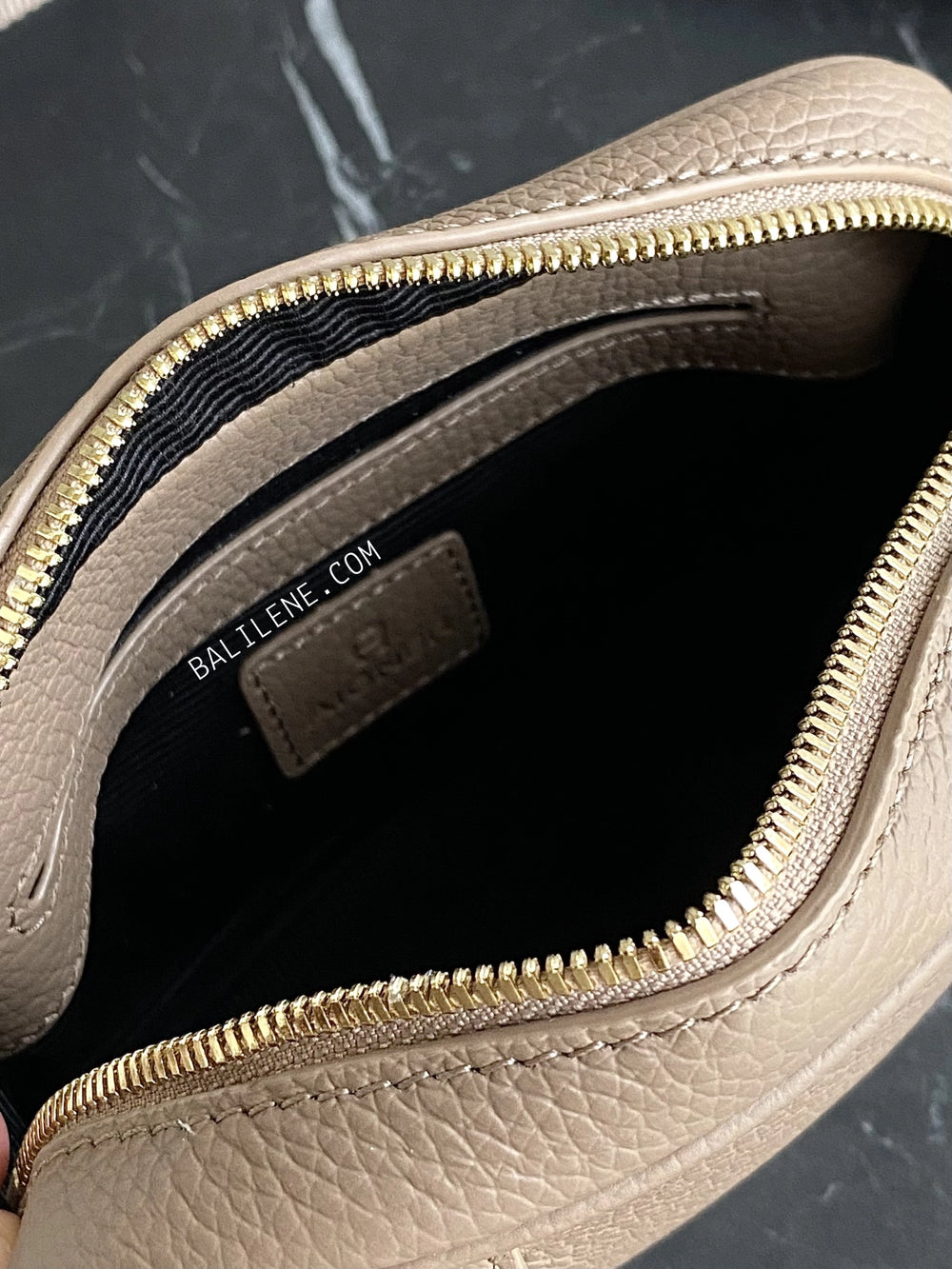 detail-dalam-Aigner-Caro-Crossbody-Bag-Taupe-balilene