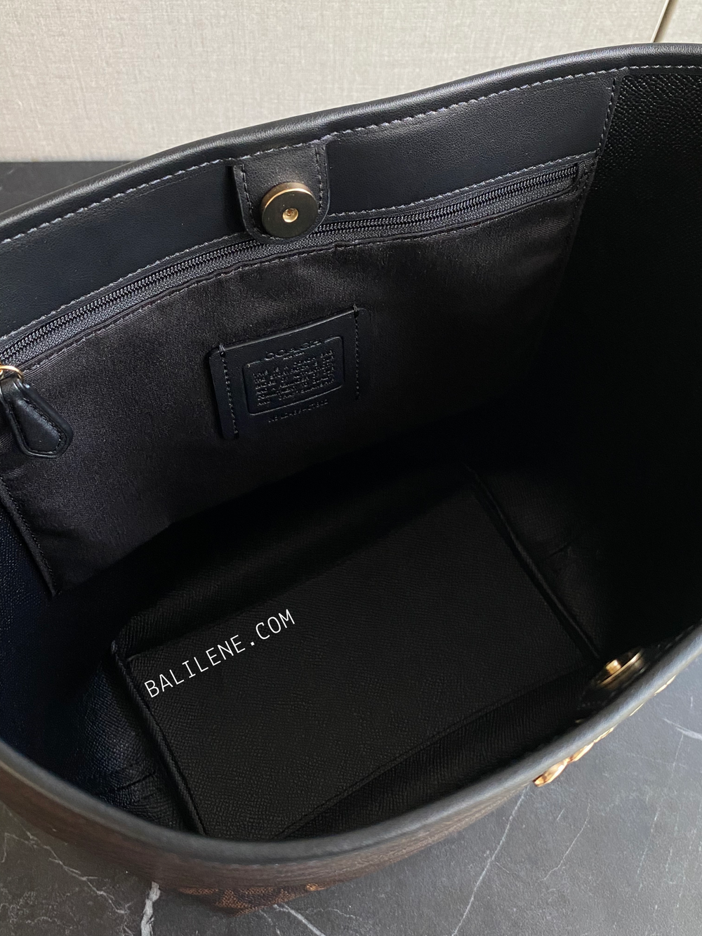 detail-dalam-Coach-City-Large-Bucket-Bag-In-Signature-Canvas-Walnut-Black-balilene