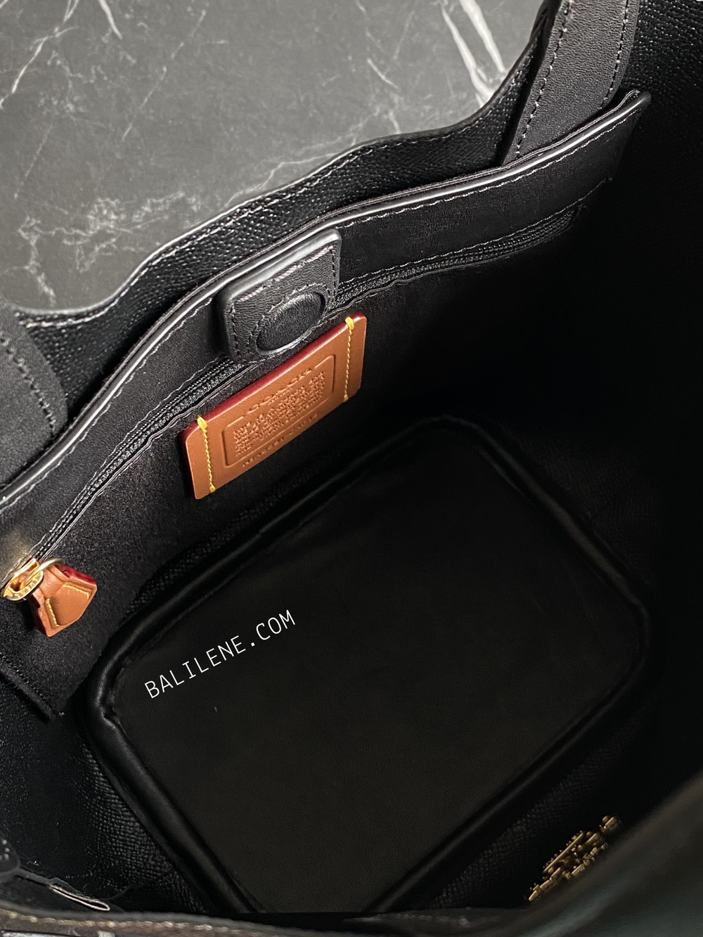 detail-dalam-Coach-Hanna-Bucket-Bag-In-Signature-Canvas-Walnut-Black-balilene