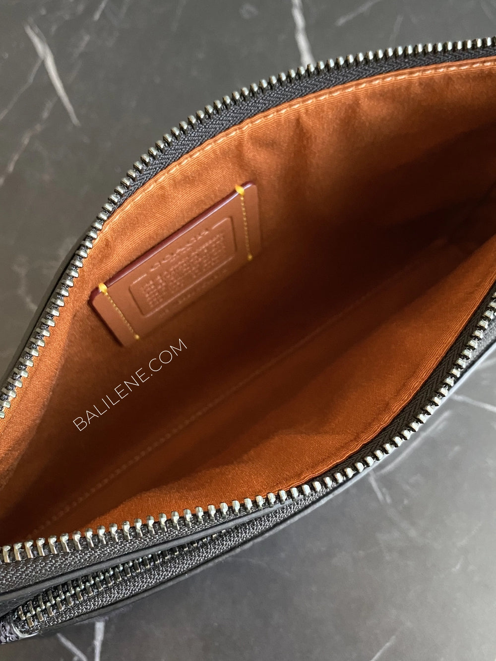 detail-dalam-Coach-Holden-Crossbody-In-Blocked-Signature-Canvas-Charcoal-Tan-Black-balilene