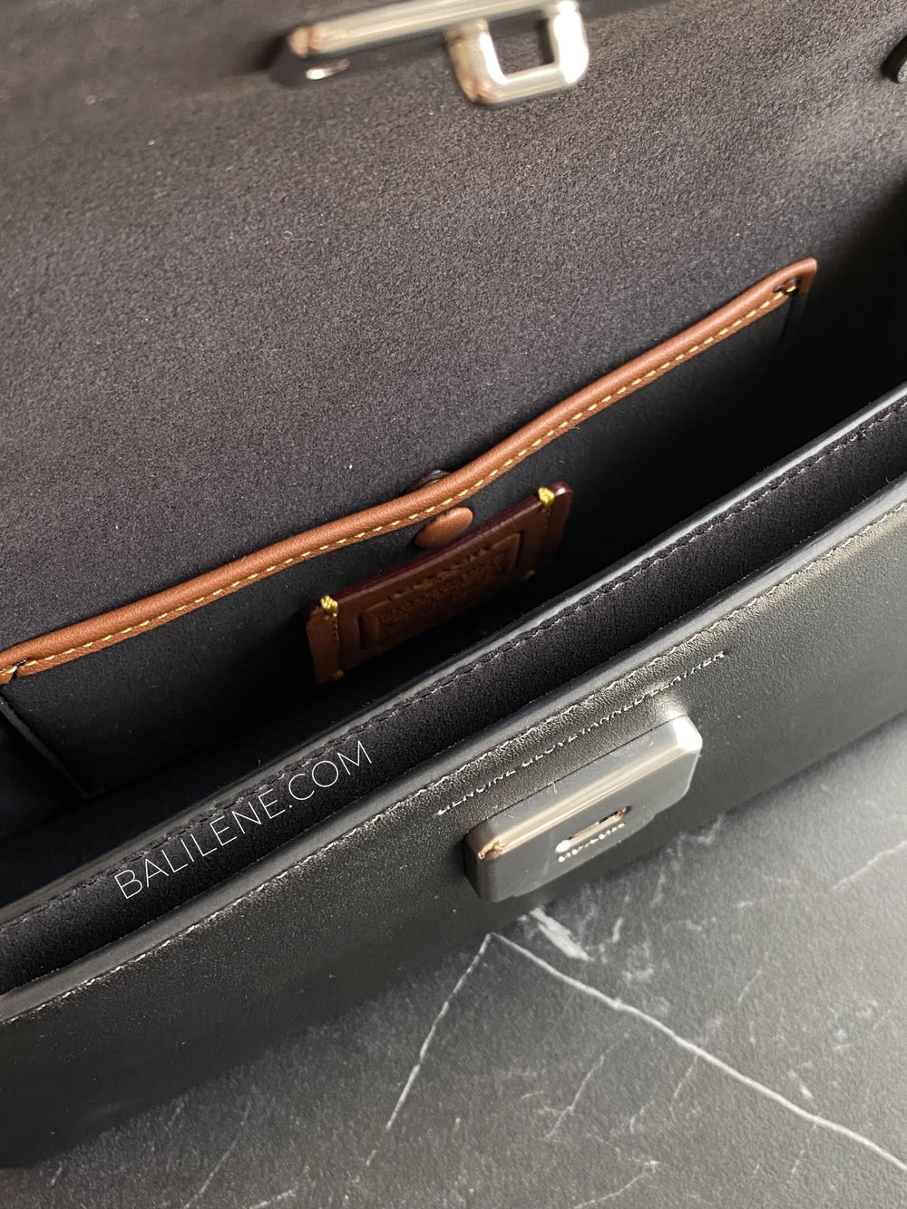 detail-dalam-Coach-Juno-Bag-In-Glovetanned-Leather-Black-balilene