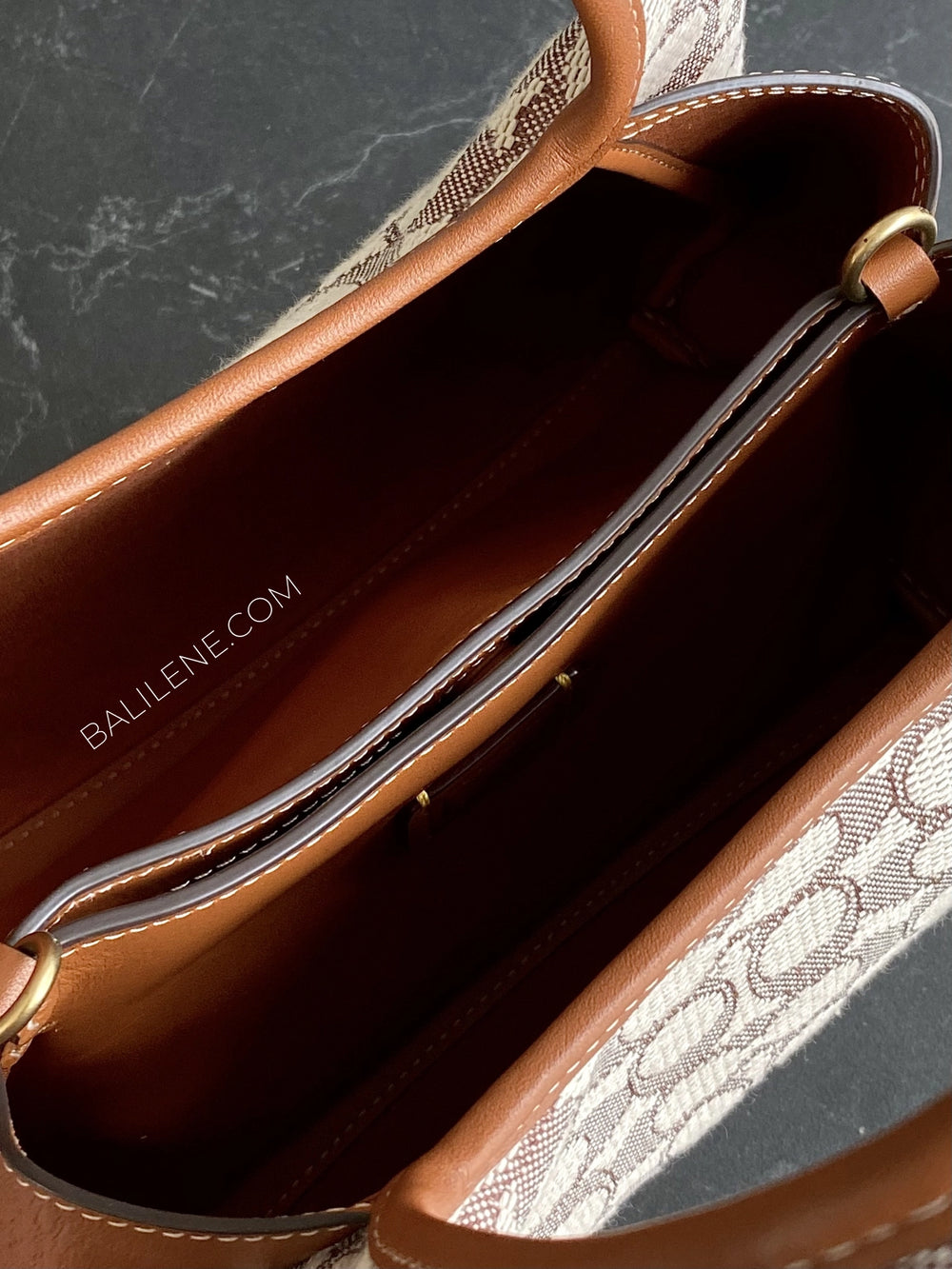 detail-dalam-Coach-Lana-Shoulder-Bag-23-In-Signature-Jacquard-Burnished-Amber-balilene