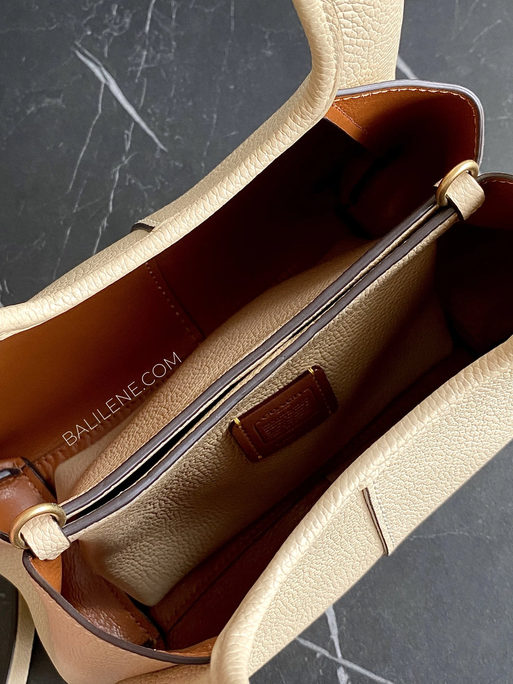 detail-dalam-Coach-Lana-Shoulder-Bag-23-Ivory-balilene