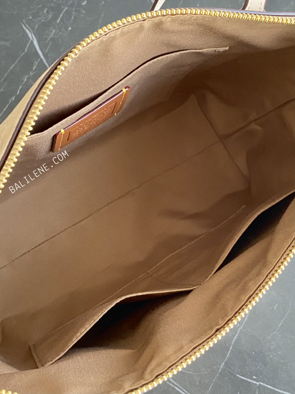 detail-dalam-Coach-Zip-Top-Tote-In-Signature-Canvas-Sand-Chalk-balilene