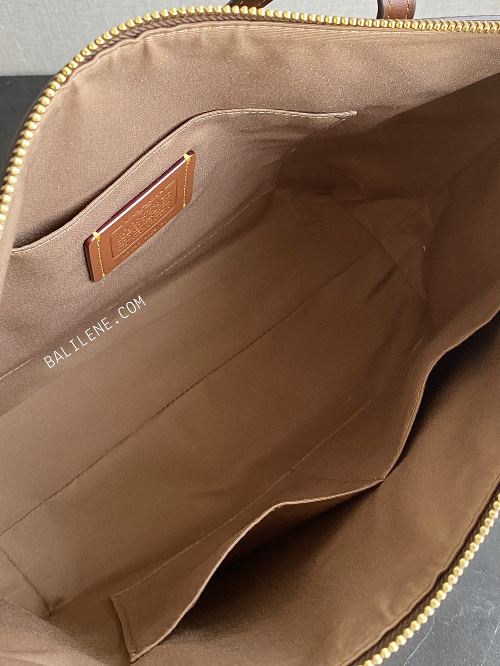 detail-dalam-Coach-Zip-Top-Tote-In-Signature-Canvas-Tan-Brown-balilene