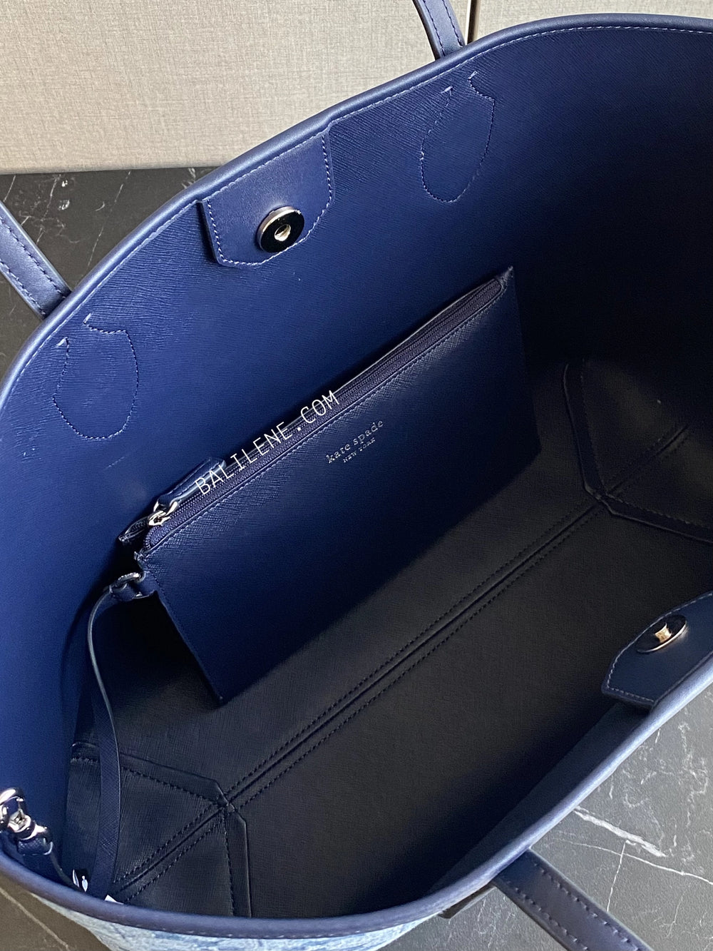 detail-dalam-Kate-Spade-Flower-Jacquard-Denim-Bleecker-Large-Tote-Parisian-Navy-Multi-balilene