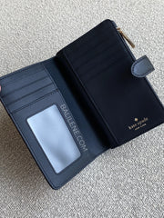 detail-dalam-Kate-Spade-Flower-Medium-Compact-Bifold-Wallet-Black-balilene