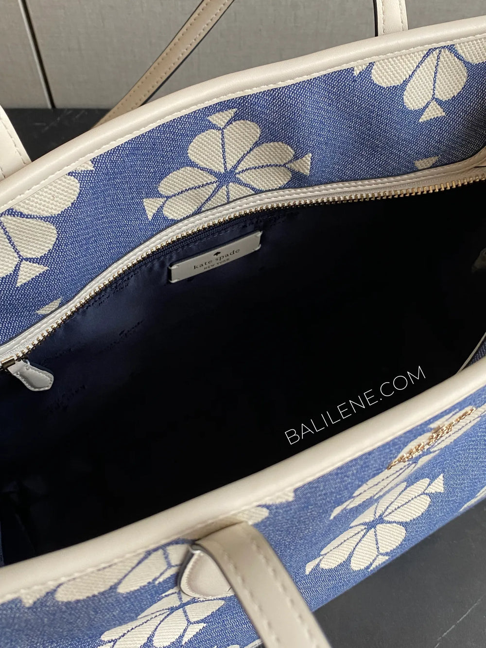 detail-dalam-Kate-Spade-Market-Tote-Spaced-Spade-Flower-Halo-White-balilene