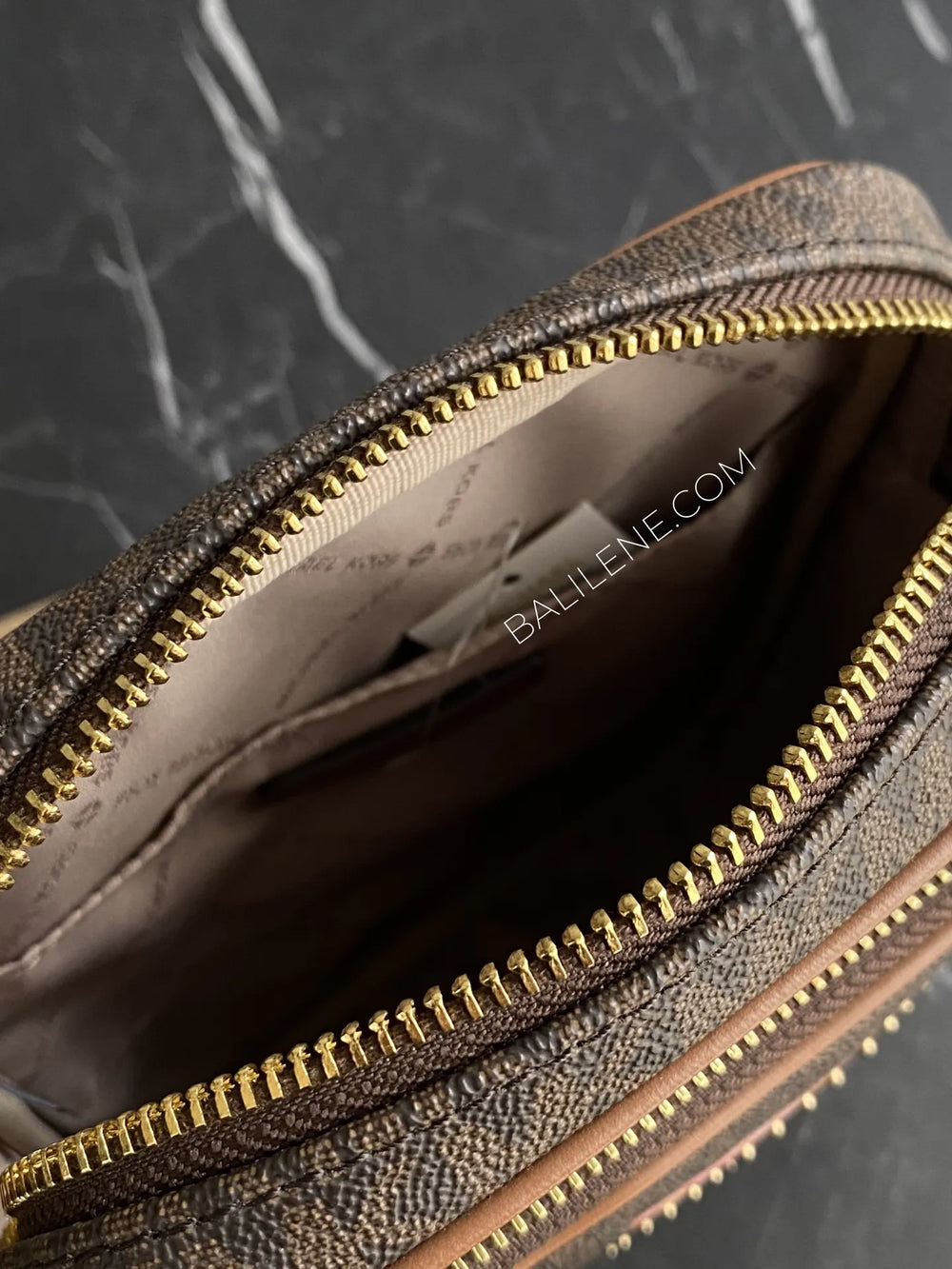 detail-dalam-Michael-Kors-35S1G3DC8B-Desert-Road-Trip-Jet-Set-Medium-Brown-Multi-balilene