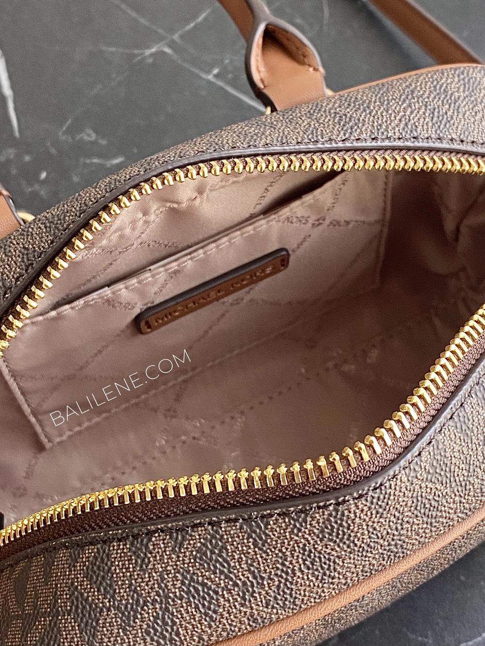 detail-dalam-Michael-Kors-Thompson-Extra-Small-Signature-Logo-Convertible-Satchel-Bag-Brown-balilene