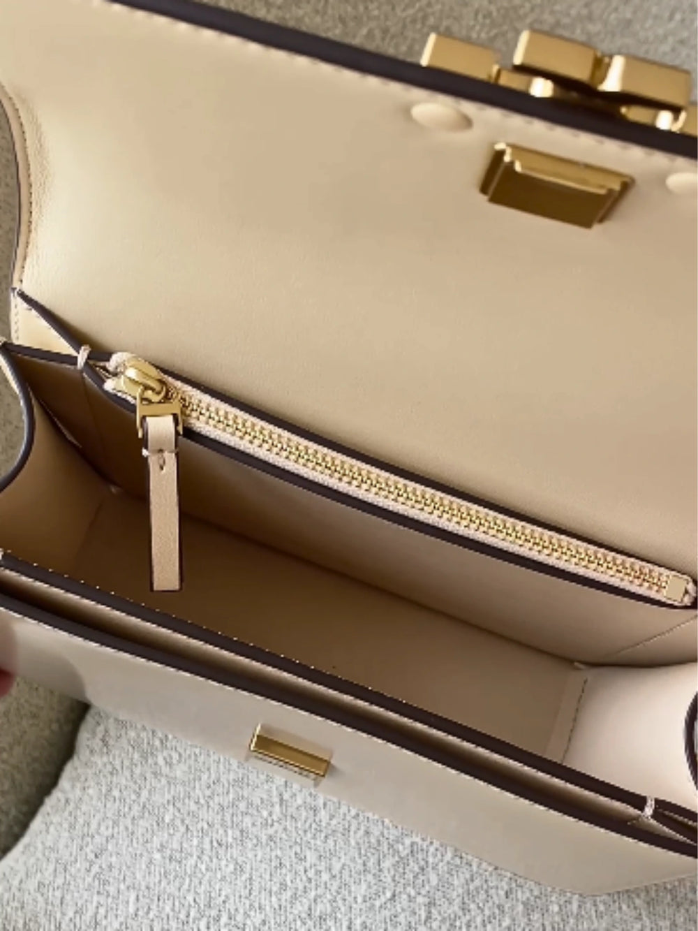 detail-dalam-Tory-Burch-Eleanor-Spazzolato-Small-Vanilla-Soft-Serve-balilene