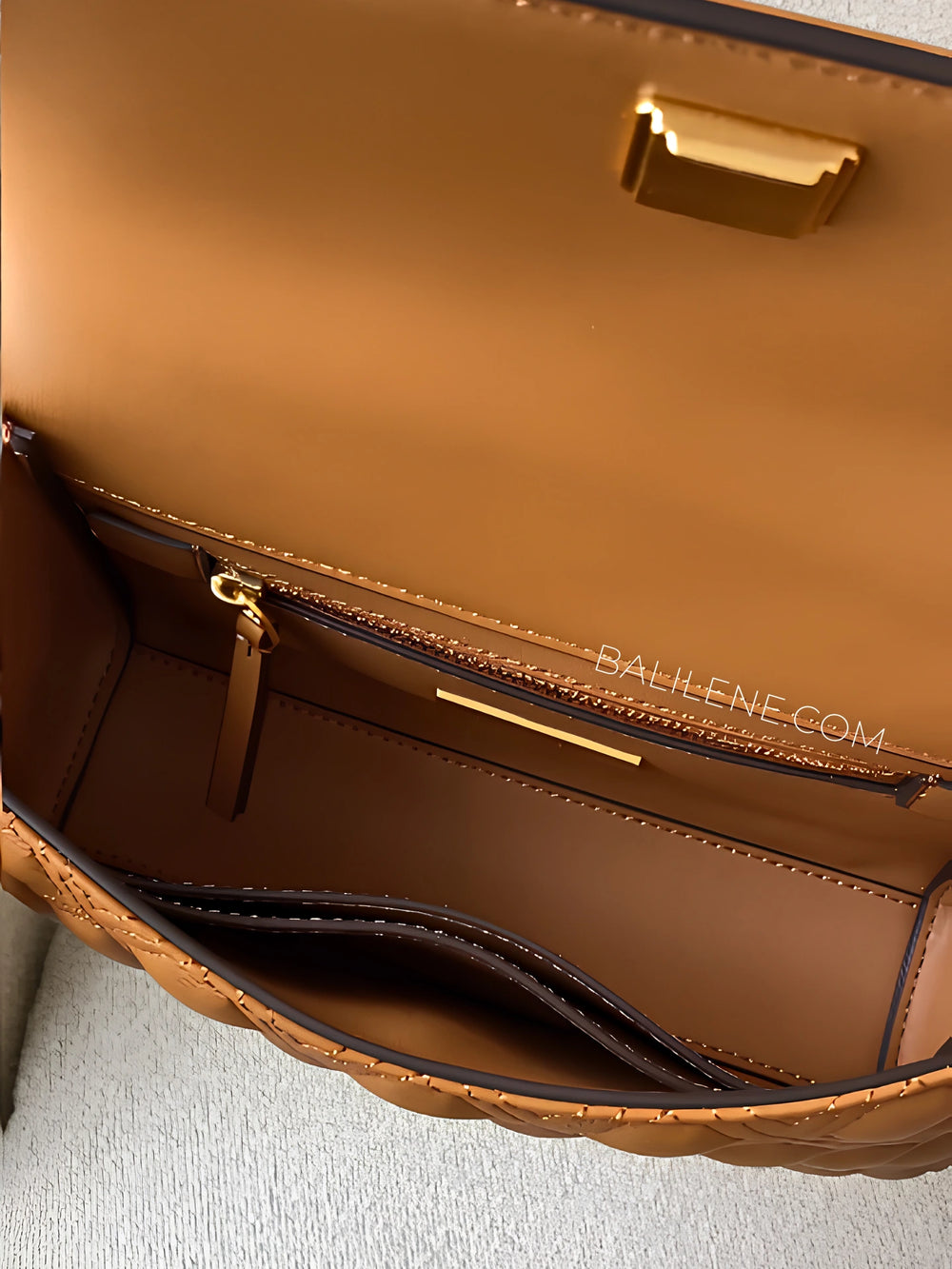 detail-dalam-Tory-Burch-Fleming-Small-Convertible-Shoulder-Bag-Kobicha-balilene