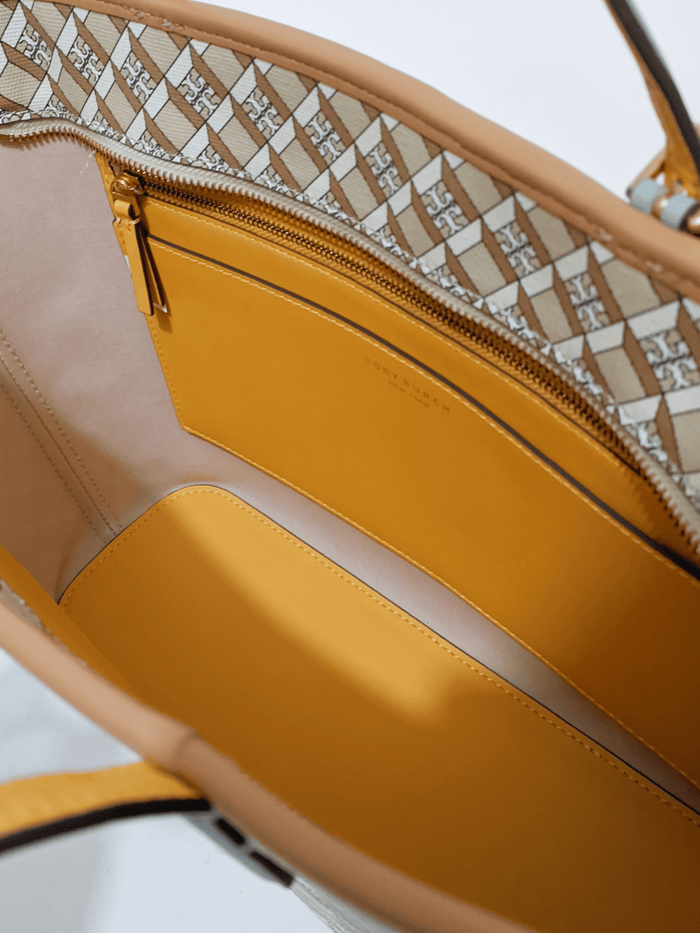 detail-dalam-Tory-Burch-Geo-Logo-Colorblock-Mini-Zip-Tote-Hazelnut-Logo-Allover