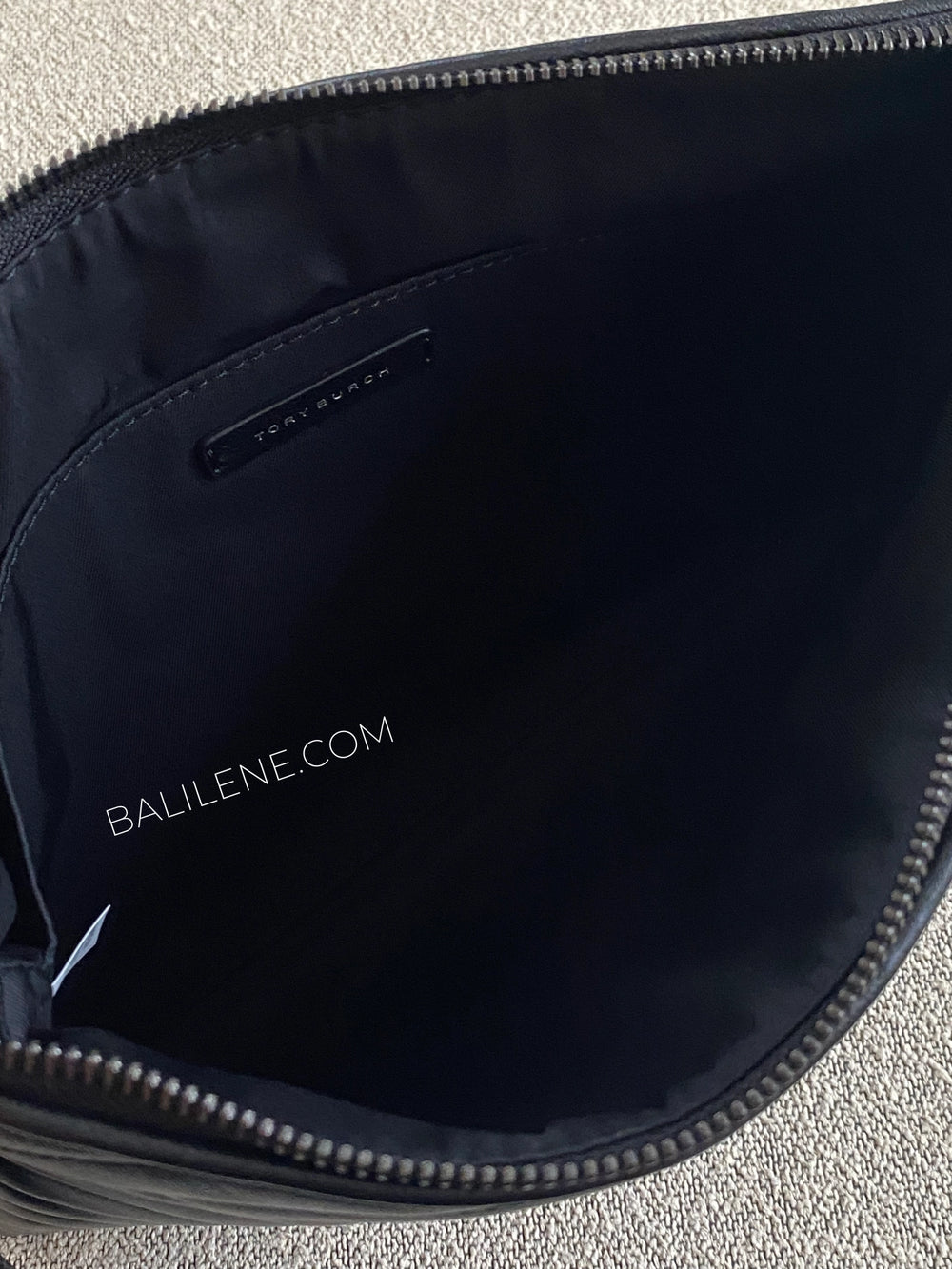 detail-dalam-Tory-Burch-Kira-Chevron-Pave-Logo-Pouch-Black-balilene
