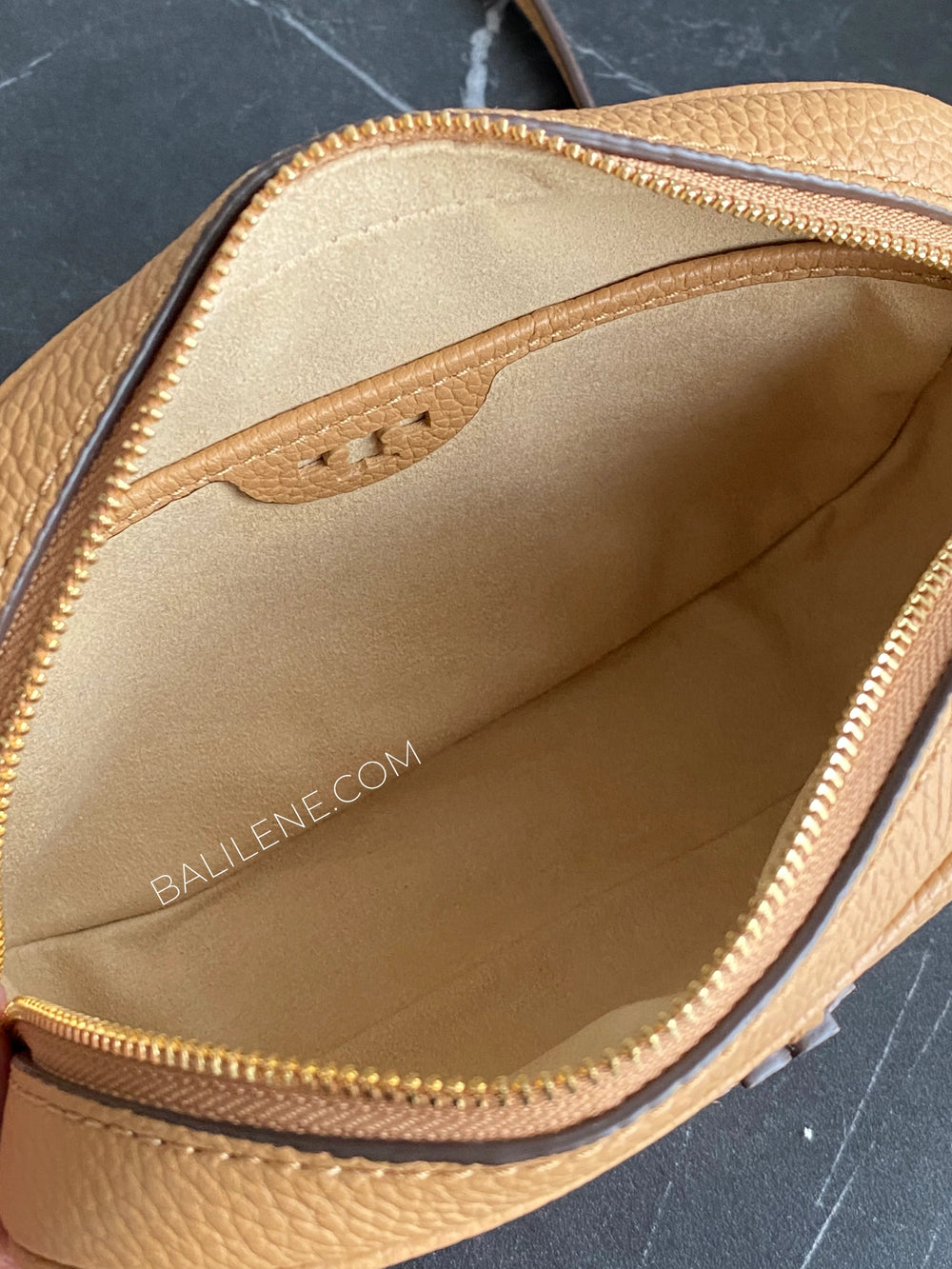 detail-dalam-Tory-Burch-McGraw-Camera-Bag-In-Tiramisu-balilene