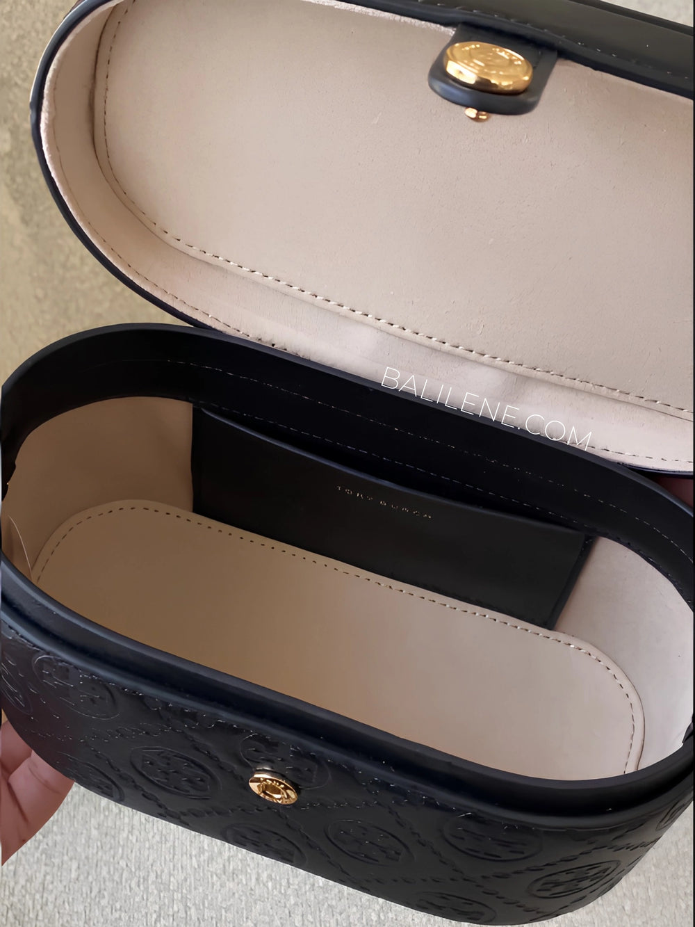 detail-dalam-Tory-Burch-T-Monogram-Leather-Vanity-Case-Bag-Black-balilene