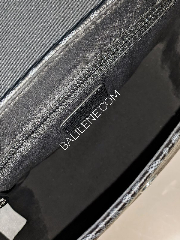 detail-dalam-tas-Aigner-Ava-Small-Shoulder-Bag-Logo-Black