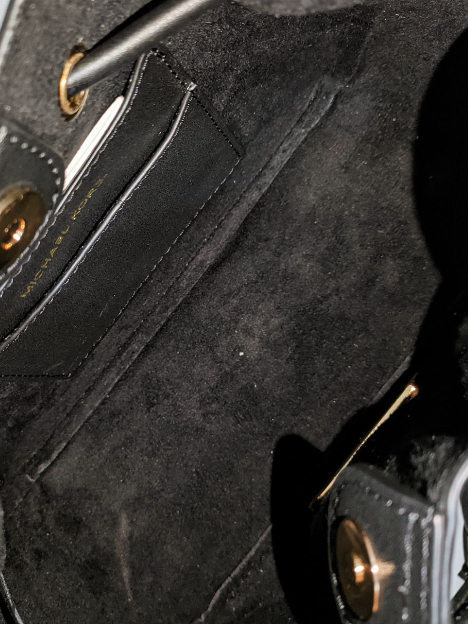 detail-dalam-tas-Michael-Kors-Phoebe-Small-Faux-Leather-Bucket-Bag-Black