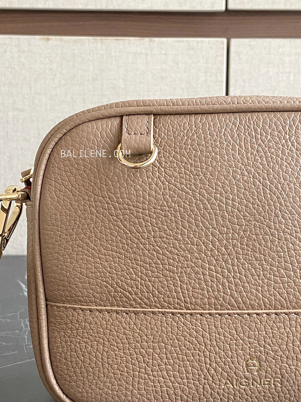 detail-depan-Aigner-Caro-Crossbody-Bag-Taupe-balilene