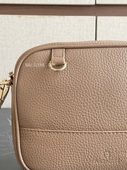 detail-depan-Aigner-Caro-Crossbody-Bag-Taupe-balilene