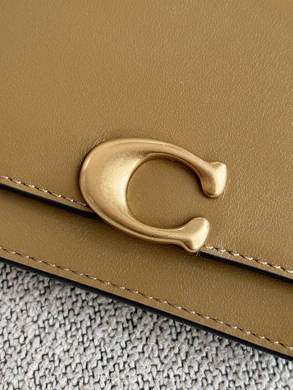 detail-depan-Coach-Bandit-Card-Case-Wallet-Muted-Olive-balilene