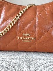 detail-depan-Coach-Caitlin-Shoulder-Bag-With-Quilting-And-Charm-Cinnamon-balilene