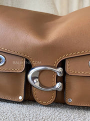 detail-depan-Coach-Cargo-Turnlock-Soft-Tabby-Honey-Brown-balilene