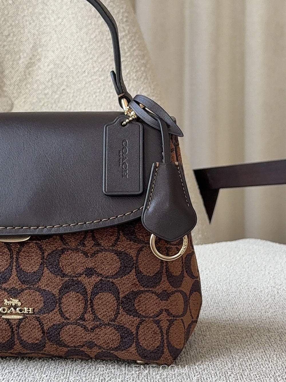 detail-depan-Coach-Emory-Top-Handle-Bag-In-Signature-Chenille-Truffle-balilene
