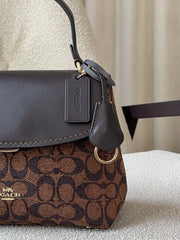 detail-depan-Coach-Emory-Top-Handle-Bag-In-Signature-Chenille-Truffle-balilene