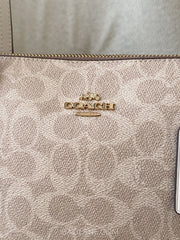 detail-depan-Coach-Fiona-Zip-Tote-Bag-In-Signature-Canvas-Sand-Chalk-balilene