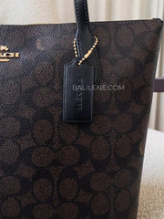 detail-depan-Coach-Fiona-Zip-Tote-Bag-In-Signature-Canvas-Walnut-Black-balilene