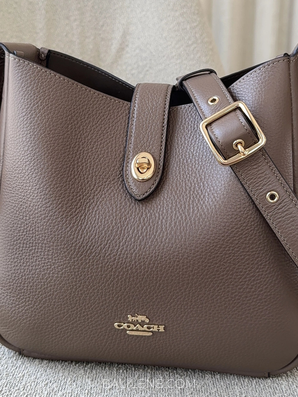 detail-depan-Coach-Hadley-Convertible-Crossbody-Bag-Dark-Stone-balilene