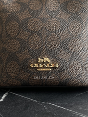 detail-depan-Coach-Hanna-Bucket-Bag-In-Signature-Canvas-Walnut-Black-balilene