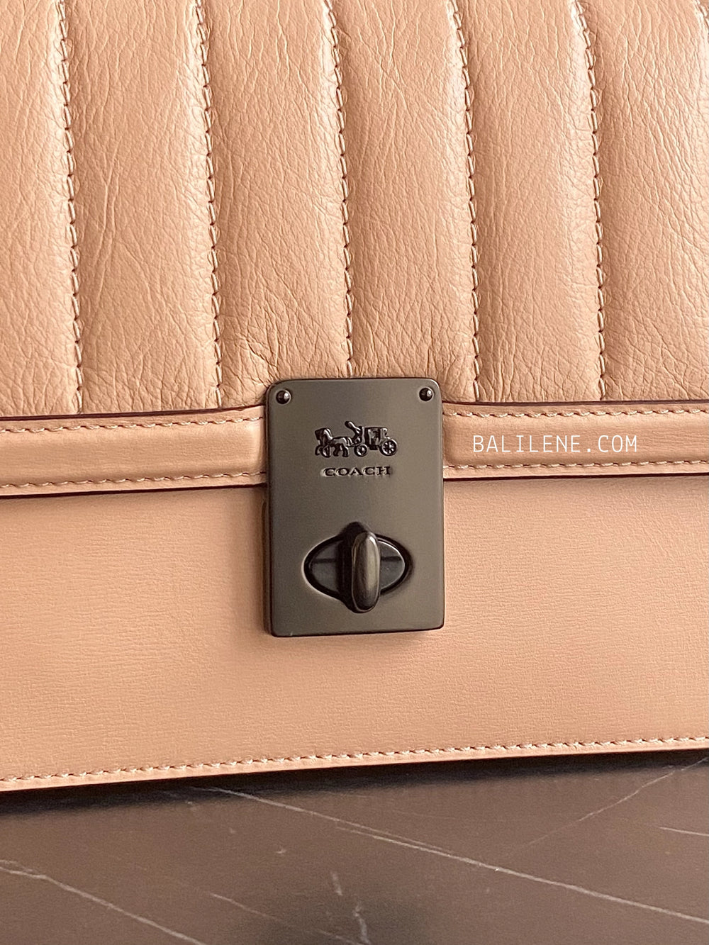 detail-depan-Coach-Hutton-Shoulder-Bag-In-Souffle-Quilted-Leather-Faded-Blush-balilene