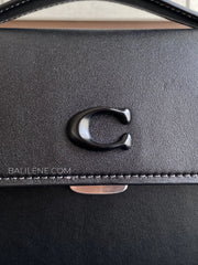 detail-depan-Coach-Juno-Bag-In-Glovetanned-Leather-Black-balilene