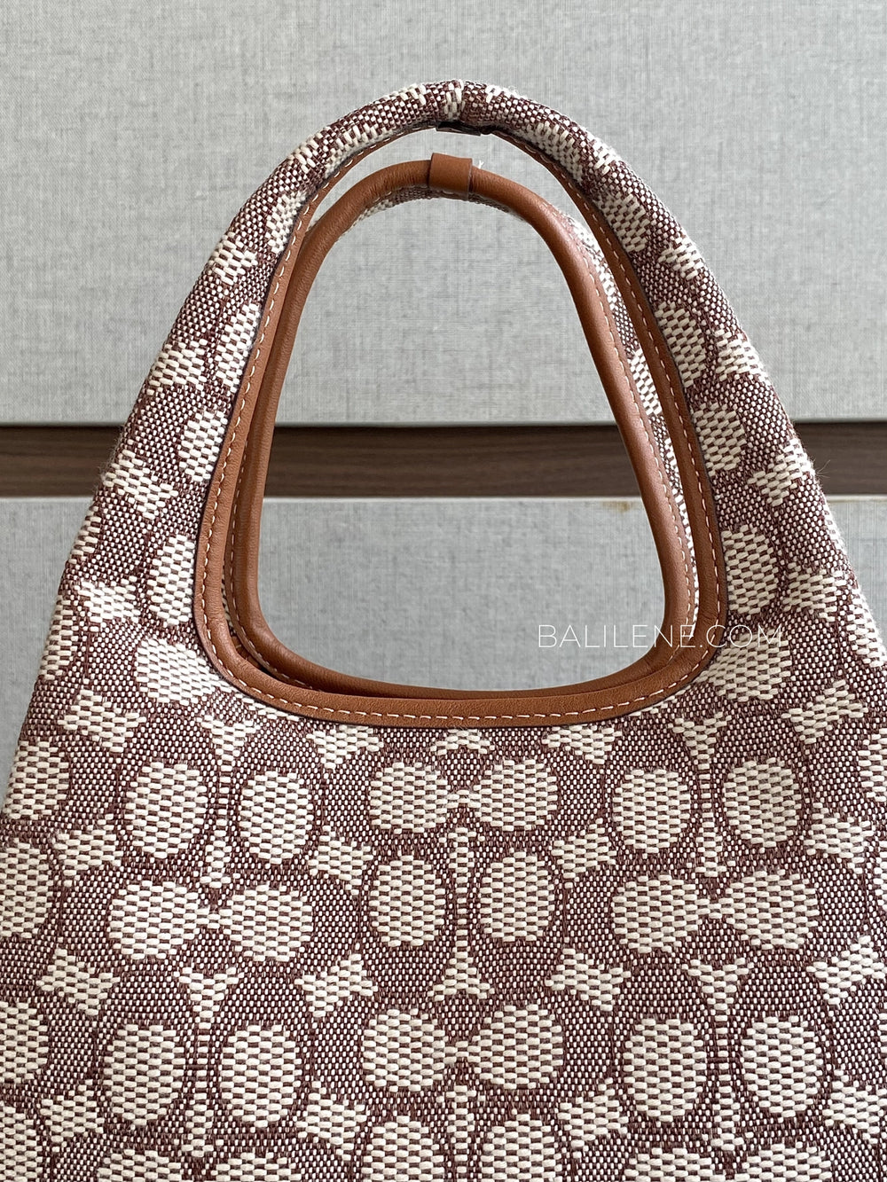 detail-depan-Coach-Lana-Shoulder-Bag-23-In-Signature-Jacquard-Burnished-Amber-balilene