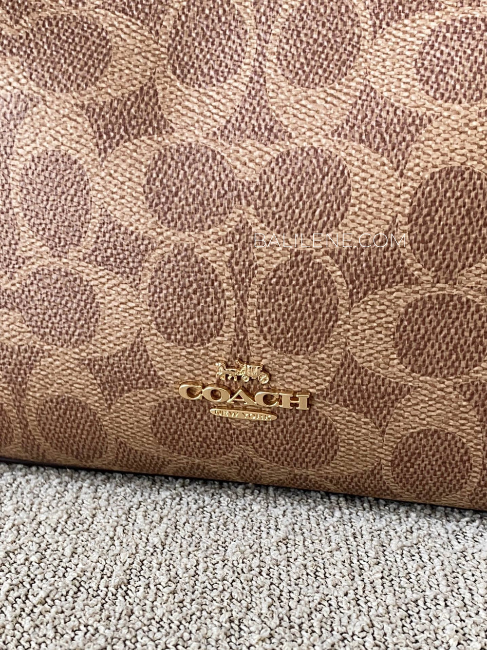 detail-depan-Coach-Laurel-Small-Shoulder-Bag-In-Signature-Canvas-Tan-Brown-balilene