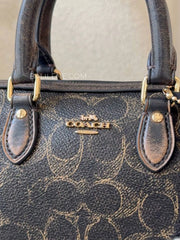detail-depan-Coach-Mini-Rowan-Crossbody-Bag-In-Loved-Signature-Canvas-With-Charms-Brown-balilene