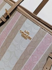 detail-depan-Coach-Mollie-Tote-In-Signature-Jacquard-With-Stripes-Taffy-Multi