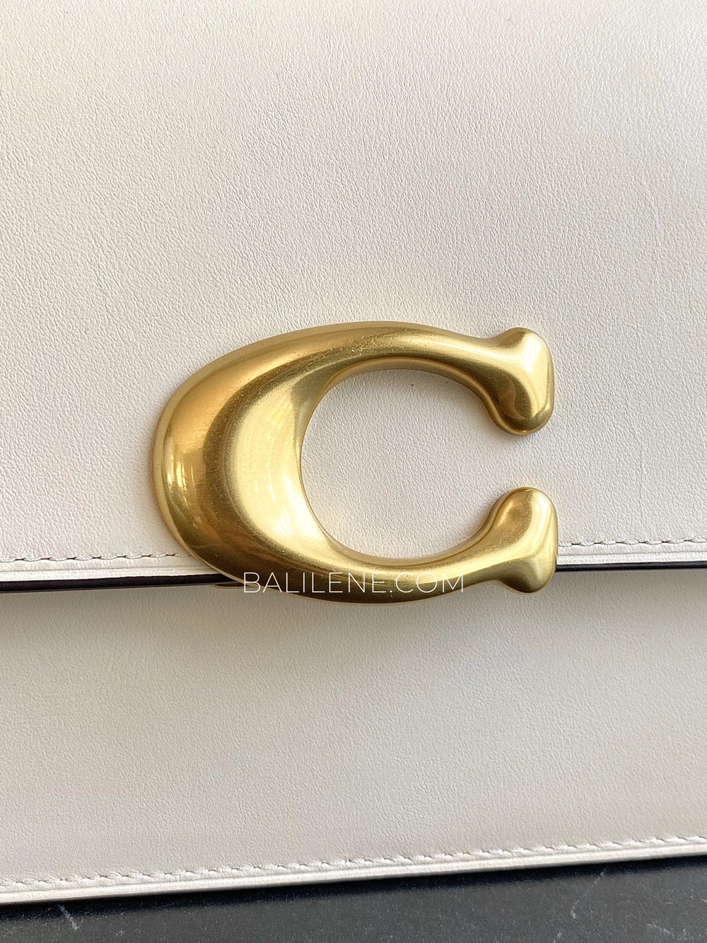 detail-depan-Coach-Sage-Shoulder-Bag-Chalk-balilene