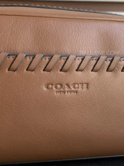 detail-depan-Coach-Small-Travel-Kit-With-Whipstitch-Saddle-balilene