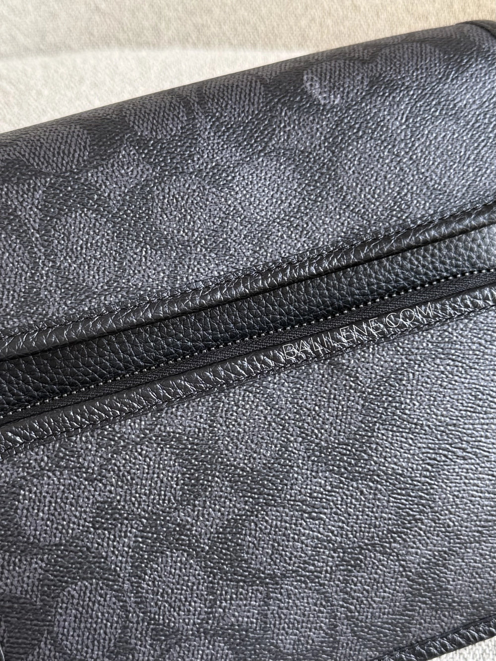 detail-depan-Coach-Sullivan-Flap-Crossbody-Bag-In-Signature-Canvas-Charcoal-Black