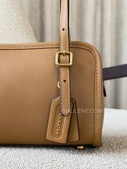 detail-depan-Coach-Swing-Zip-Bag-20-Honey-Brown-balilene