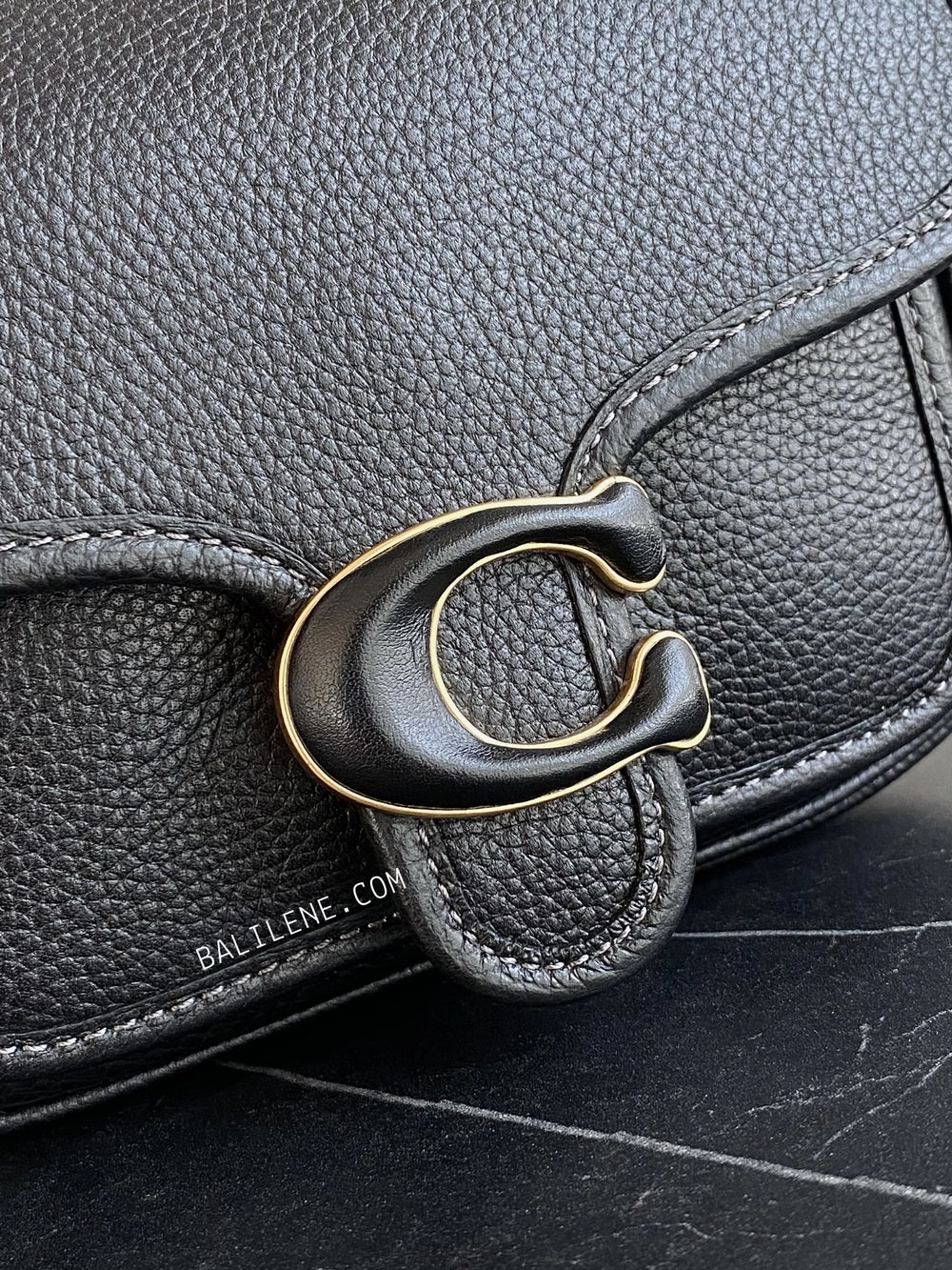 detail-depan-Coach-Tabby-19-Messenger-Bag-Black-balilene