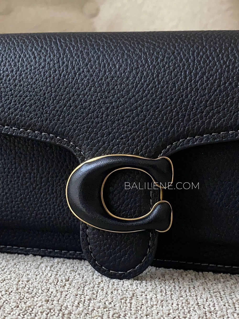 detail-depan-Coach-Tabby-Crossbody-Wristlet-Black-balilene