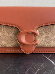 detail-depan-Coach-Tabby-Wristlet-In-Signature-Canvas-Tan-Rust-balilene