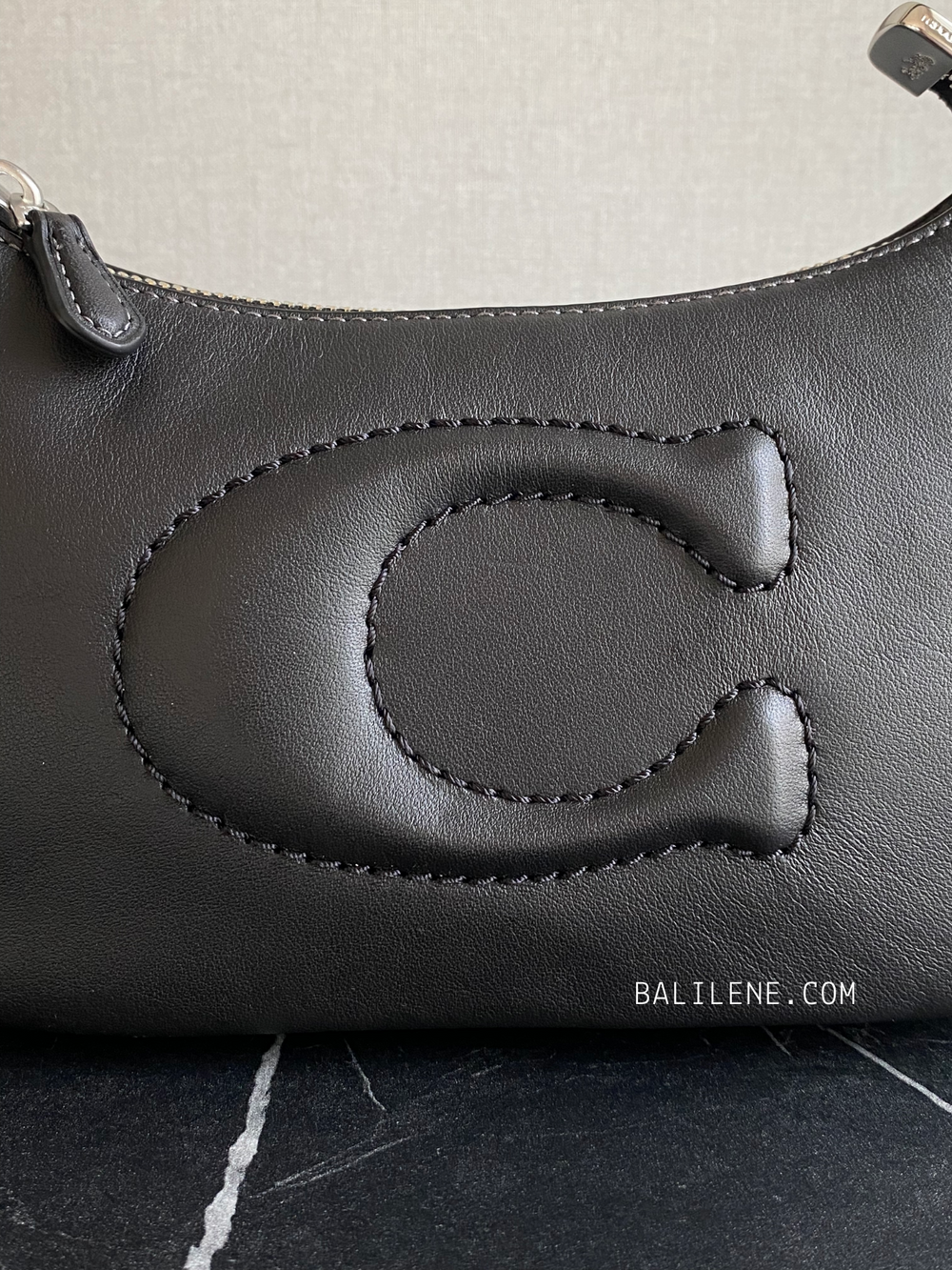detail-depan-Coach-TerI-Shoulder-Bag-Black-balilene